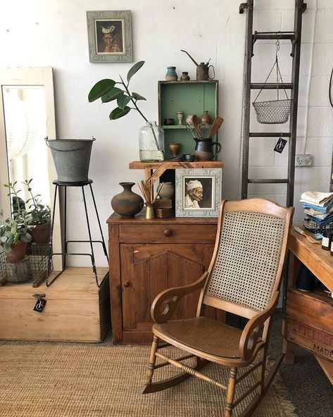 Second Hand Shop Interior, Second Hand Interior Design, Second Hand Home Decor, Second Hand Shop Ideas, Second Hand Furniture Shop, Charity Shop Display Ideas, French Provincial Home, Vintage Homeware, Provincial Home