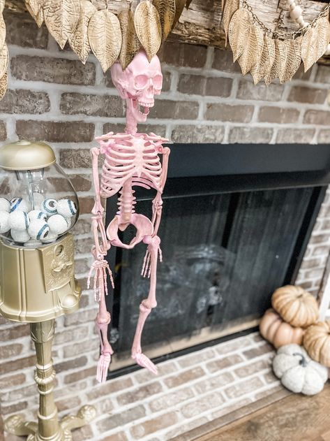 Skeleton Halloween Decor, Painted Skeleton, How To Spray Paint, Spray Paint Projects, Craft Halloween, Plastic Skeleton, Halloween Mantel, Skeleton Decorations, Dark Wax