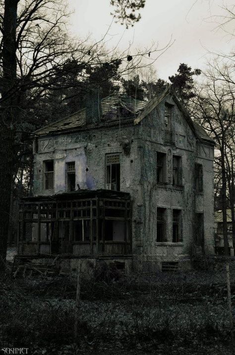 Creepy Old Houses, Eerie Places, Real Haunted Houses, Scary Houses, Old Abandoned Buildings, Creepy Houses, Building Aesthetic, Old Abandoned Houses, Abandoned House