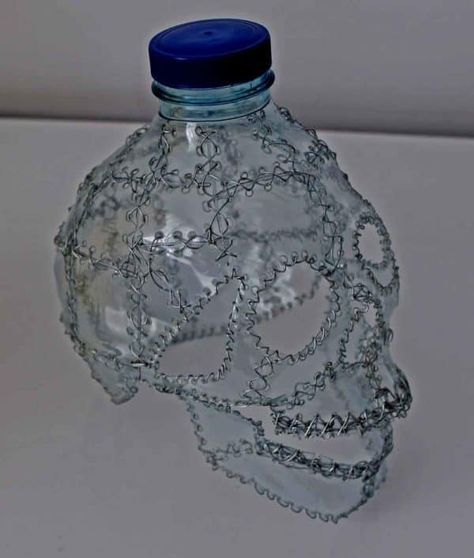 Skulls Recycling • Recyclart Plastik Recycling, Takken Decor, Cheap Diy Halloween Decorations, Plastic Bottle Art, Recycled Art Projects, Instruções Origami, Tiled Shower, Trash Art, Plastic Art