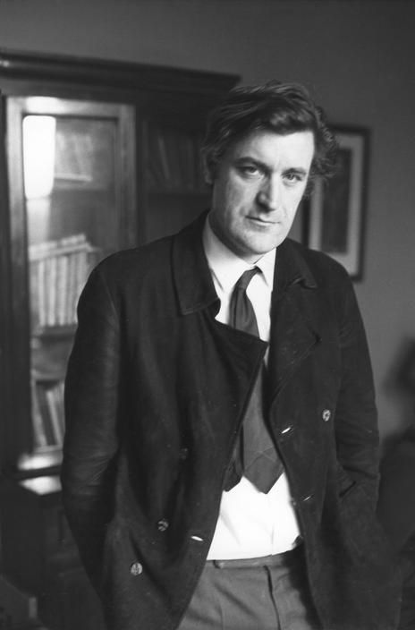 Henri Cartier-Bresson, Le poète britannique Ted Hugues, 1971. © Henri Cartier-Bresson/Magnum Photos. Ted Hughes, Famous Pictures, Henri Cartier Bresson, Writers And Poets, Photographer Portfolio, Bnw Photography, French Photographers, Famous Photographers, Magnum Photos