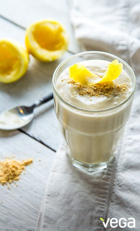 Pour yourself a slice of lemon cheesecake for breakfast: healthy Lemon Chesecake Smoothie is high-protein, gluten-free and vegan. Lemon Cheesecake Smoothie, Cheesecake Protein Shake, Lemon Smoothie, Cheesecake Smoothie, Healthy Protein Shakes, Protein Shakes Recipes, Best Protein Shakes, Creamy Yogurt, Protein Smoothies