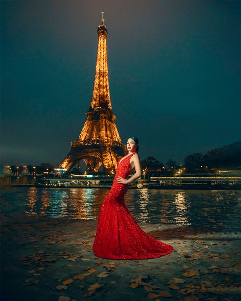 Eiffel
 tower night photoshoot Eiffel Tower Night Photoshoot, Eiffel Tower Picture Ideas, Photoshoot At Night, Eiffel Tower Photoshoot, Eiffel Tower Night, Eiffel Tower Pictures, Night Photoshoot, Paris Photoshoot, Maternity Photography Poses Couple