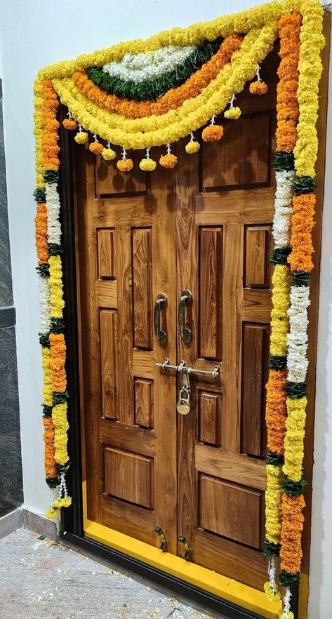 Main Gate Diwali Decoration, Diwali Gate Decorations At Home, Main Door Flower Decoration Ideas Indian, Pooja Room Door Flower Decoration, House Warming Door Decorations, Main Gate Flower Decoration, Flower Door Decorations Indian, Front Door Flower Decoration Indian, Main Gate Decoration For Diwali