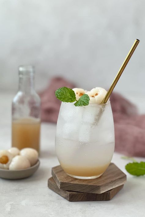 A chilled glass of iced lychee soda topped with whole lychees and mint leaves. Lychee Aesthetic, Lychee Bubble Tea, Lychee Drink, Lychee Syrup, Lychee Soda, Lychee Tea, Caramel Recipe Easy, Wallpaper Hippie, Fruity Design