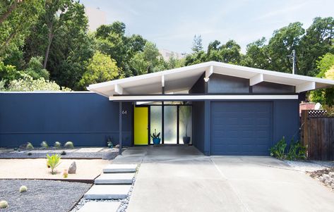 An Eichler home in Walnut Creek receives colorful updates sensitive to the home's original architecture—and the needs of a young family. Mid Century House Exterior, Mid Century Modern Exterior, Mid Century Exterior, House Ranch, Eichler Homes, Modern House Exterior Colors, Exterior Paint Colors, Mid Century Modern House, Modern Exterior