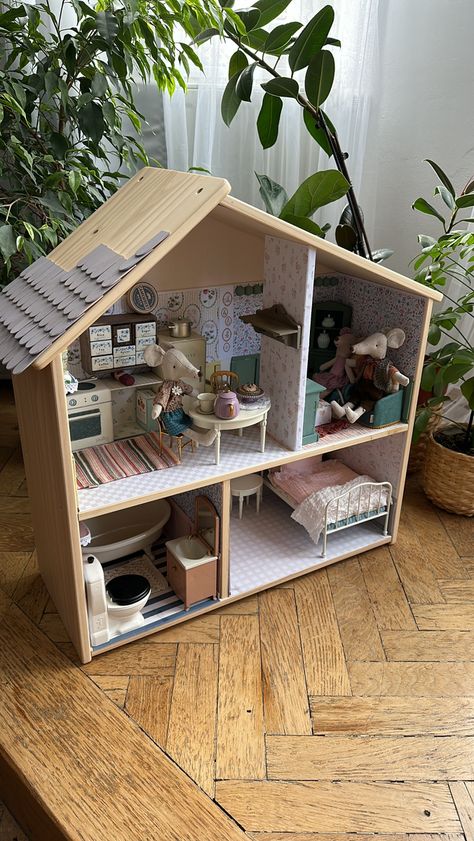 Maileg flisat doll house mouse house dyi Ikea Flisat Dollhouse Maileg, Flisat House, Flisat Dollhouse, Maileg House, Maileg Doll House, Ikea Dollhouse, Ikea Flisat, Christmas Dollhouse, Maileg Dolls