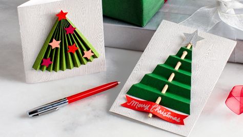 These paper trees will make it really easy for your Christmas cards to stand out this year! Novogodisnje Cestitke, 3d Christmas Tree Card, Homemade Holiday, Paper Tree, Christmas Tree Cards, Tree Cards, Diy Christmas Cards, Christmas Cards To Make, Holiday Art