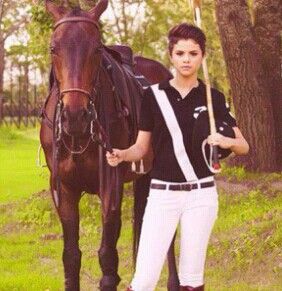 Selena Gomez plays Polo in Monte Carlo Monte Carlo Movie, Selena Gomez Outfits, Selena Gomez Style, Selena G, Paris Mode, Marie Gomez, Equestrian Outfits, Riding Outfit, Movie Photo