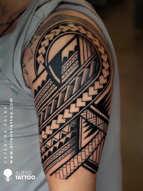 Creative Geometric Tattoo Ideas For You | Aliens Tatoo Polynesian Tattoo Sleeve, Aliens Tattoo, Tato Maori, Dotwork Mandala, Round Tattoo, Bicep Tattoo Men, Master Tattoo, Forearm Band Tattoos, Polynesian Tattoo Designs