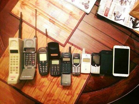 35 years of cell phones. Advantages Of Solar Energy, Retro Gadgets, Phone Shop, Old Phone, History Pictures, Office Phone, Graphing Calculator, Corded Phone, Landline Phone