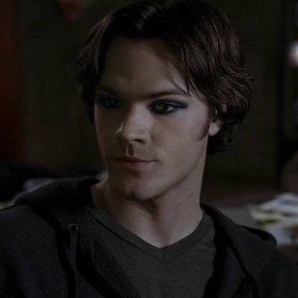 Sam Winchester Funny, 90s Men Outfits, Dean Winchester Icons, Young Sam Winchester, Sam Winchester Icon, Sammy Supernatural, Sam And Dean, Supernatural Pictures, Winchester Supernatural