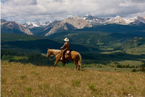 7 Guest Ranches in Montana You Need to Visit Near Bozeman Montana Horseback Riding, Montana Packing List, Bridger Mountains Bozeman Montana, Ranches In Montana, Montana Aesthetic, Sky Resort, Ranch Ideas, Montana Ranch, Montana Vacation