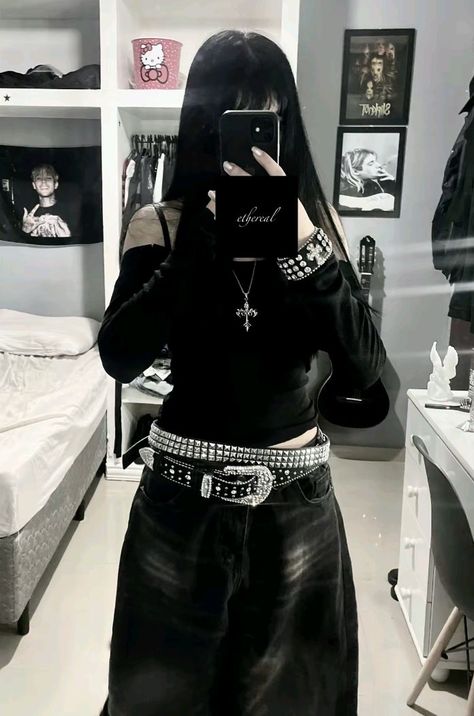 Black Jeans Alt Outfit, All Black Emo Outfit, Goth Girly Outfits, Grunge Outfits For Winter, Gothic Fashion Aesthetic, Simple Goth Outfits, Goth Outfits For School, Emo Outfits Aesthetic, Egirl Style