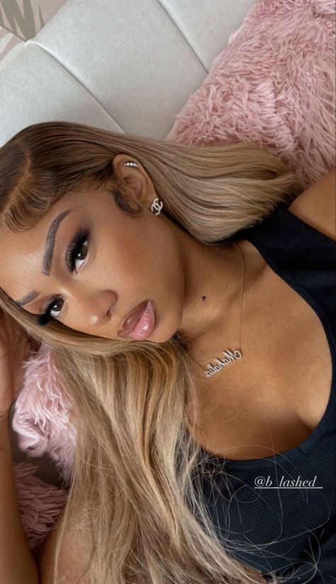 22nd Birthday Hairstyles, Brown And Blonde Frontal Wig, Baddie Face, Coloured Wigs, Style Wigs Black Women, Wig Inspo Black Women, Wig Hairstyles Black Women, Black Baddies Aesthetic, Styled Wigs