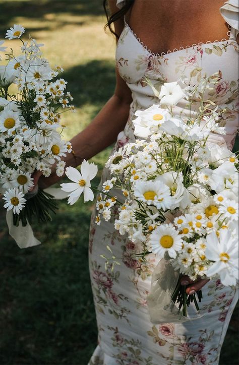 Daisy Bridesmaid Bouquet, Daisy Wedding Theme, Simple Bridesmaid Bouquets, Daisy Bouquet Wedding, Film Editorial, White Bridal Flowers, Katie White, Muskoka Wedding, Bridesmaid Bouquet White