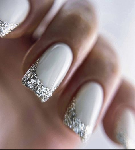 Gel Polish Nail Designs Winter, Winter Party Nails, Pretty Winter Nails Classy Short, Neutral Nails White, January Nail Colors Winter, Pretty Winter Nails Classy, Silver Winter Nails, Winter Nails Square, Square Short Nails