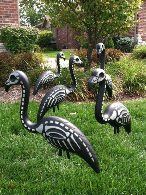 25 Most Creepy Halloween Decor With Animal Themes | Home Design And Interior Deco Cinema, Diy Halloween Decor, Adornos Halloween, Halloween Tattoo, Halloween Yard, Theme Halloween, Halloween 2020, Halloween Inspiration, Halloween Deco