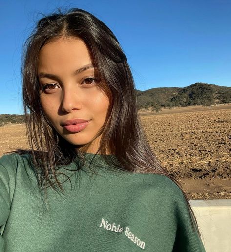 Fiona Barron on Instagram: "✨ I’ve been using Rms beauty oil every night since 2021 started and I wake up feeling hydrated and glowy @pildoranow" Diana Casillas, Fiona Barron, Rms Beauty, Cindy Kimberly, Beauty Oil, I Wake Up, Au Naturale, Wait For It, Slow Burn