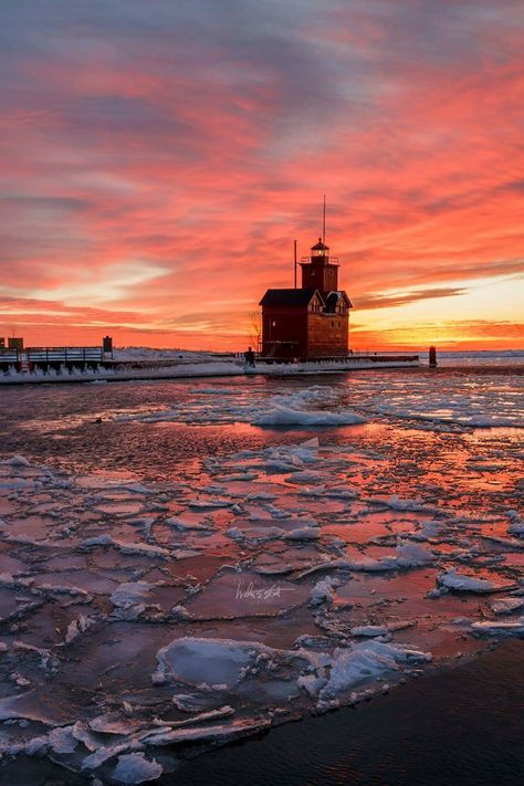 Big Red Lighthouse Candle On The Water, Houses In America, Holland Michigan, Lighthouse Pictures, Pure Michigan, Space Travel, The Winner, Photo Contest, Vacation Spots