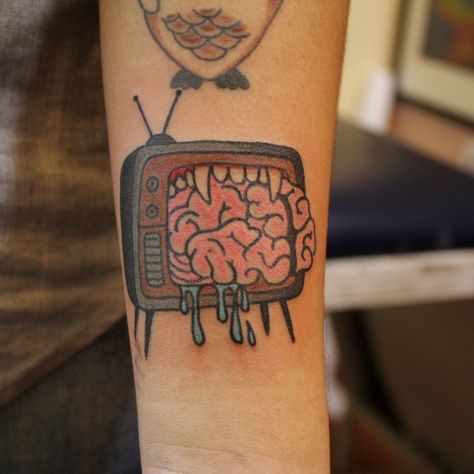 Tv Tattoo Traditional, Comical Tattoos, Old Tv Tattoo, Television Tattoo, Computer Tattoo, Tv Tattoo, Learn To Tattoo, Brain Tattoo, Tattoos And Meanings