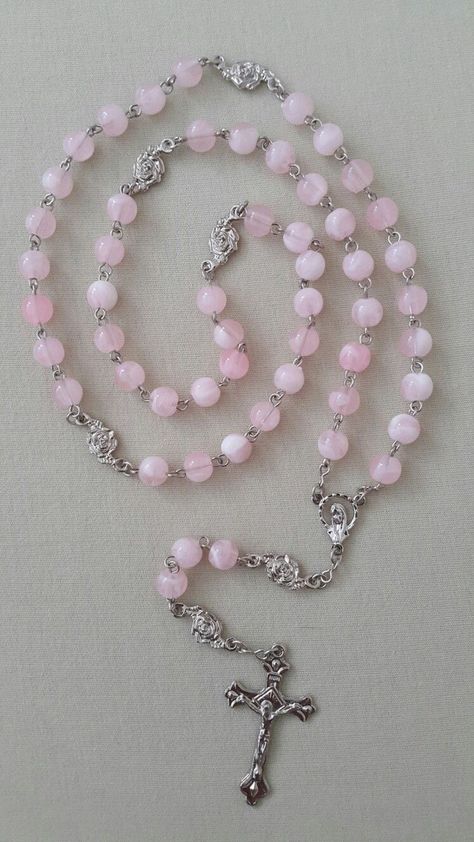 Alter Decor, Rosary Jewelry, Baby Pink Aesthetic, Bracelets Handmade Diy, Diy Cross, Jewelry Diy Bracelets, Holy Mary, Handmade Jewelry Necklace, Rosary Necklace