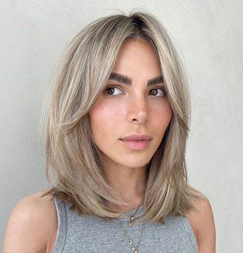 Long Straight Bob Haircut, Blonde Hair With Fringe, Long Shaggy Bob, Cold Blonde, Haircuts To Try, Medium Length Blonde Hair, Trendy Bob Hairstyles, Blonde Balayage Highlights, Textured Bob