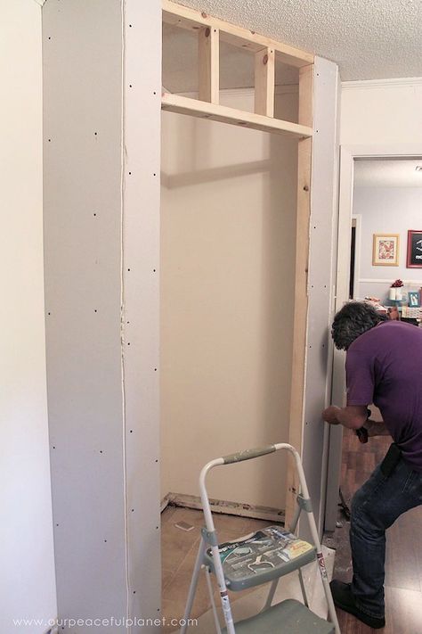 Add space and convenience to your small kitchen with this simple DIY pantry! It has floor to ceiling shelves, a door and it fits perfectly into a corner. Diy Corner Pantry, Diy Pantry Makeover, Pantry Can Organization, Corner Kitchen Pantry, Pantry Plans, Diy Pantry Organization, Corner Closet, Ceiling Shelves, Small Bedroom Remodel