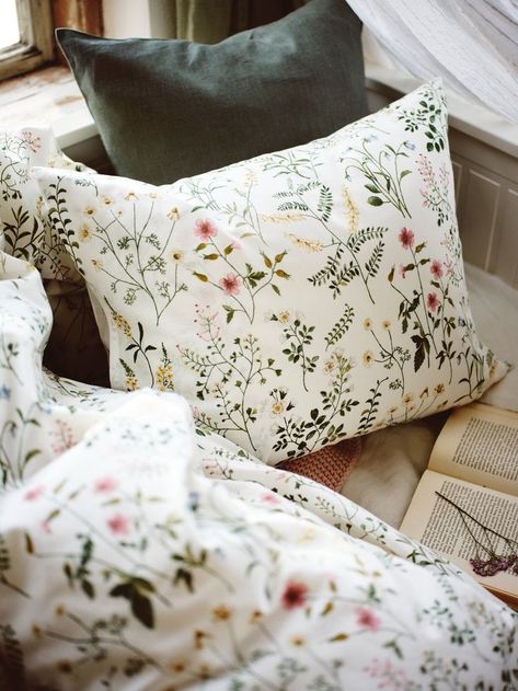 Wild flowers and soft fabrics make the new #TIMJANSMOTT collection a cosy favourite. Just find a quiet corner with your favourite book and relax. #myIKEA #bedroominspo #florals #bedlinen #seasonaldecor #decorideas #texiles #homedecor #bedroom #schlafzimmer #deko #interior #design #zuhause #einrichten #einrichtungsideen #dekoideen #accessories #bedlinen #skandi #scandinavian #traditional #print #trends #look #style #trending #trends #IKEA Large Cushion Covers, Grey Duvet, Colorful Bedding, Ikea Bed, Floral Duvet Cover, White Duvet Covers, Best Pillow, Quilt Cover Sets, Velvet Cushions