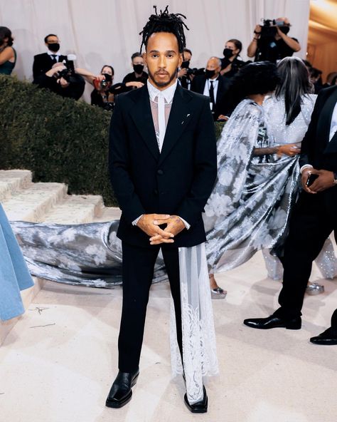 Lewis Hamilton Met Gala, Lewis Hamilton Fashion, Hamilton Fashion, Angela Sarafyan, Black Creatives, Laverne Cox, Style Steal, Christina Ricci, Androgynous Fashion