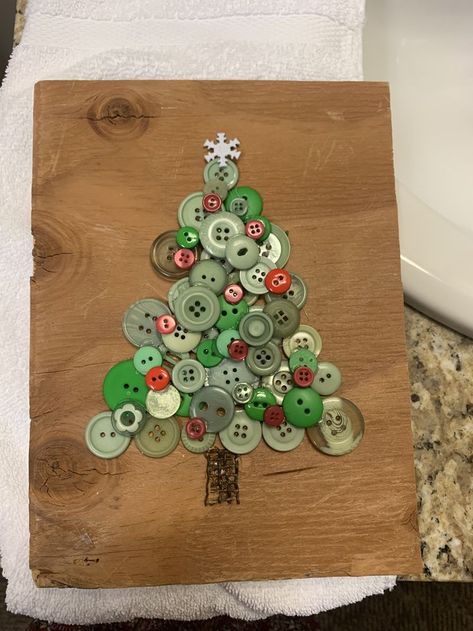 Button Decorations Christmas, Christmas Crafts Using Buttons, Button Christmas Tree Picture, Christmas Tree Button Art, Halloween Button Art, Button Art Projects Free Pattern, Button Christmas Trees, Busniss Ideas, Button Christmas Crafts