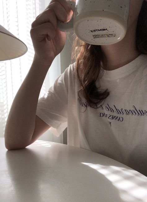 The girl with a coffee mug, sitting on a table on a sunny day. Breakfast Outfits, Parisian Breakfast, Easy Poses, Phone Inspiration, Coffee Aesthetic, Quiet Life, I Want To Be, Coffee Time, Clay Crafts