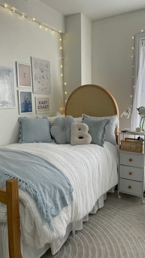 Room With Rug Ideas, Beachy Dorm Room Aesthetic, The Summer I Turned Pretty Inspired Room, Sea Salt And Sand Room, Beach Aesthetic Dorm Room, Sea Salt Sand Room Aesthetic, Summer I Turned Pretty Room, Hawaiian Apartment, Beach Themed Dorm Room