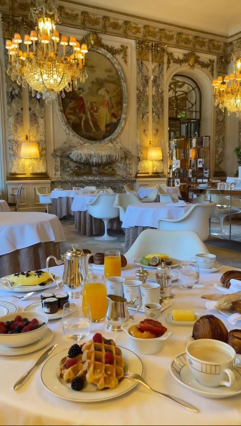 Le Meurice Paris, Baked Pastries, Home Spa Room, Paris Breakfast, Dinner In Paris, Dinner Restaurants, Parisian Lifestyle, Dream Venue, Luxury Food