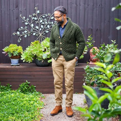 Mens Green Cardigan Outfit, Green Cardigan Outfit Men, Green Cardigan Outfit, Outfit Verde, Men Streetstyle, Winter Layers, Thanksgiving Outfits, Cardigan Outfit, Winter To Spring