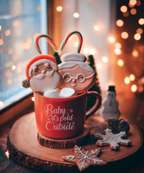 Christmas still-life photography. Santa Claus Wallpaper, Days Till Christmas, Chocolate Caliente, Married Christmas, Christmas Feeling, Days Until Christmas, Wallpapers Backgrounds, Christmas Mood, Christmas Coffee