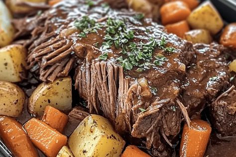 Try this easy Packet Pot Roast recipe with tender beef, baby potatoes, and carrots, seasoned to perfection with a delicious mix! Mississippi Roast, Roasted Potatoes And Carrots, Pot Recipes Easy, Easy To Make Dinners, Crockpot Roast, Pot Roast Slow Cooker, Tender Beef, Pot Roast Recipes, Pot Roast