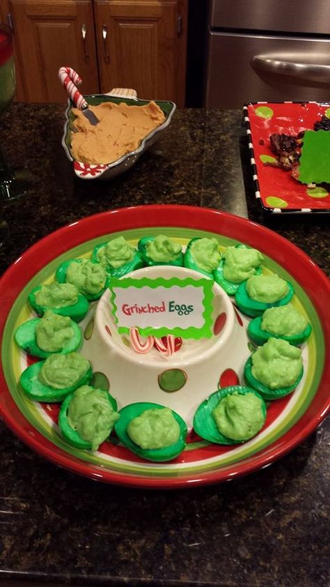 Grinched eggs for whoville theme Christmas Dinner Grinch Christmas Treats, Grinch Themed Christmas, Christmas Party Snacks, Grinch Christmas Party, Whoville Christmas, Christmas Movie Night, Grinch Party, Work Christmas Party, Grinch Christmas Decorations