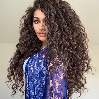 Ayesha Malik, Ringlet Curls, Curly Hair Accessories, Highlights Curly Hair, Different Hair Types, Beautiful Curly Hair, Curly Girl Method, Curly Hair Inspiration, Curly Hair Routine