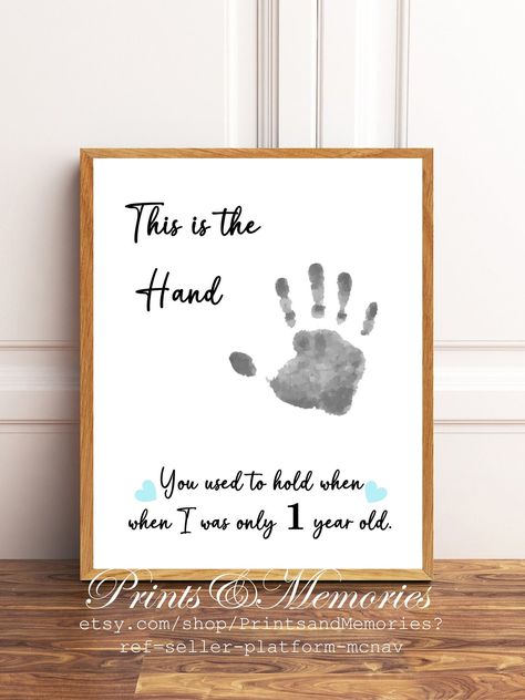 Crafts To Do With A One Year Old, Cute Crafts For One Year Olds, Yearly Handprint Ideas, One Year Old Handprint Art, Baby Hand Print Ideas, 1st Birthday Crafts For Babies, 1st Birthday Craft Ideas, First Birthday Crafts For Baby, One Year Old Birthday Craft