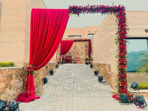 Bengali Wedding Gate Decoration, Wedding Gate Design, Wedding Gate Decoration Indian, Bengali Wedding Decoration, Bengali Decor, Passage Decoration, Marriage Hall Decoration, Ceremony Arrangements, Leaf Decor Wedding