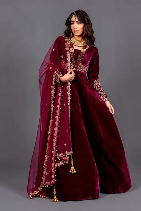 Velvet Gown Design, Gown With Dupatta, Zardozi Embroidery, Velvet Dress Designs, Private Wedding, Velvet Suit, Velvet Gown, Stylish Dress Designs, Pakistani Bridal