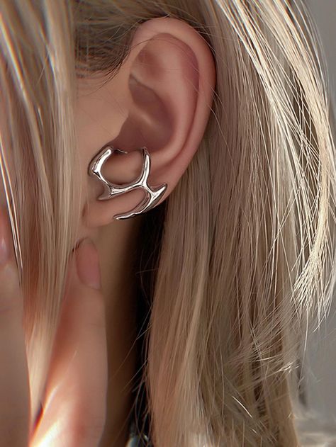 Structured Stud Earrings | SHEIN USA Hollow Earrings, Retro Mode, Estilo Punk, Accessories Jewelry Earrings, Metal Earrings, Girls Earrings, Simple Jewelry, Simple Earrings, 925 Jewelry