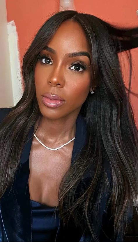 Kenya Moore Hairstyles, Middle Part Long Hair Black Women, Kelly Rowland Makeup, Kelly Rowland Hair, Black Woman Hair, Posh Makeup, Kim Porter, Body Wave Weave, Middle Part Hairstyles