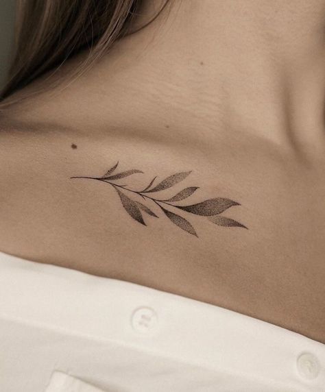 Blatt Tattoos, Clavicle Tattoo, Leaf Tattoo, Boho Tattoos, Bone Tattoos, Petite Tattoos, Shoulder Tattoos For Women, Stylist Tattoos, Collar Bone Tattoo