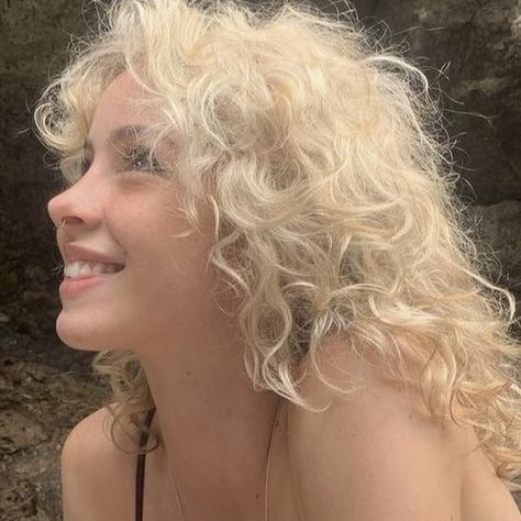 Bright Blonde Curly Hair, Blonde Face Claim Aesthetic, Blonde Curly Hair Face Claim, Frizzy Blonde Hair, Blonde Curly Hair Brown Eyes, Blonde Curly Hair Aesthetic, Annabeth Chase Face Claim, Blonde Face Claim, Luna Lovegood Harry Potter