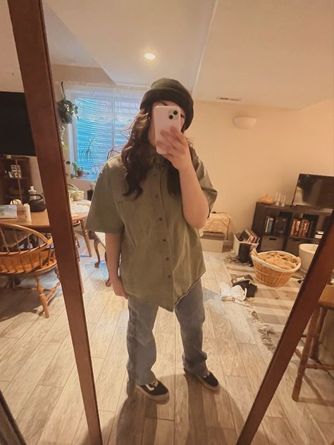 Khaki Beanie Outfit, Small Beanie Outfit, Beanie Aesthetic Outfits, Beanie Outfit Summer, Brown Beanie Outfit, Beenie Outfit, Beanie Aesthetic, Vans Beanie, Small Beanie