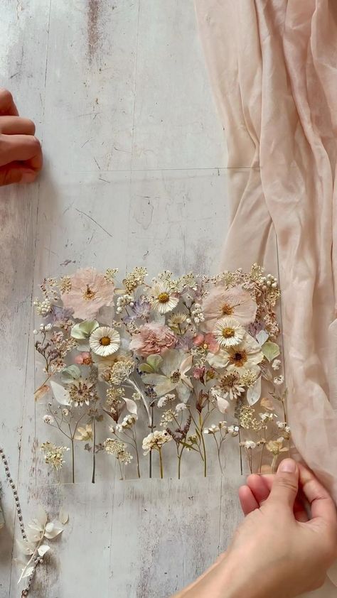 Pressed Flowers Diy, Dried Flowers Diy, Home Decor Ideas Diy, Pressed Flower Crafts, Resin Crafts Tutorial, Bouquet Preservation, Dried And Pressed Flowers, Decor Ideas Diy, Pressed Flower Art