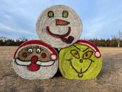 Bale Of Hay Christmas Decoration, Round Hay Bale Decorating Ideas Christmas, Hay Bale Decorating Ideas Christmas, Christmas Hay Bale Art, Hay Bale Christmas Tree, Christmas Bales Hay, Christmas Hay Bale Ideas, Round Bale Decorating Ideas, Christmas Hay Bale Decor