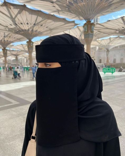 Nikab Pic, Saudi Niqab Aesthetic, Hijab Niqab Aesthetic, Niqab Aesthetic Photography, Niqabi Girl Aesthetic, Saudi Niqab Style, Arabian Niqab, Burqa Aesthetic, Arabic Niqab